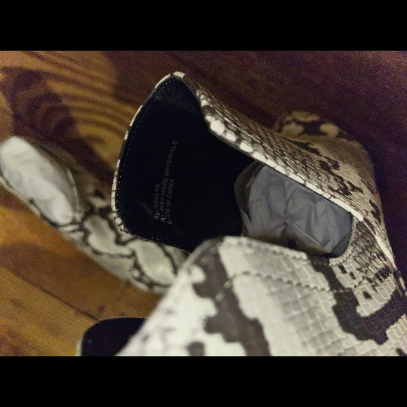 NWOT Womens size 9 animal print bootie - Picture 4 of 5